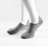 (Grau) Sneaker Socken Herren – Trageansicht am Fuß unsichtbarer Schnitt