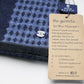 (Dunkelblau) Herrenschal Bambusfasern – Detailansicht Prince Bowtie Label