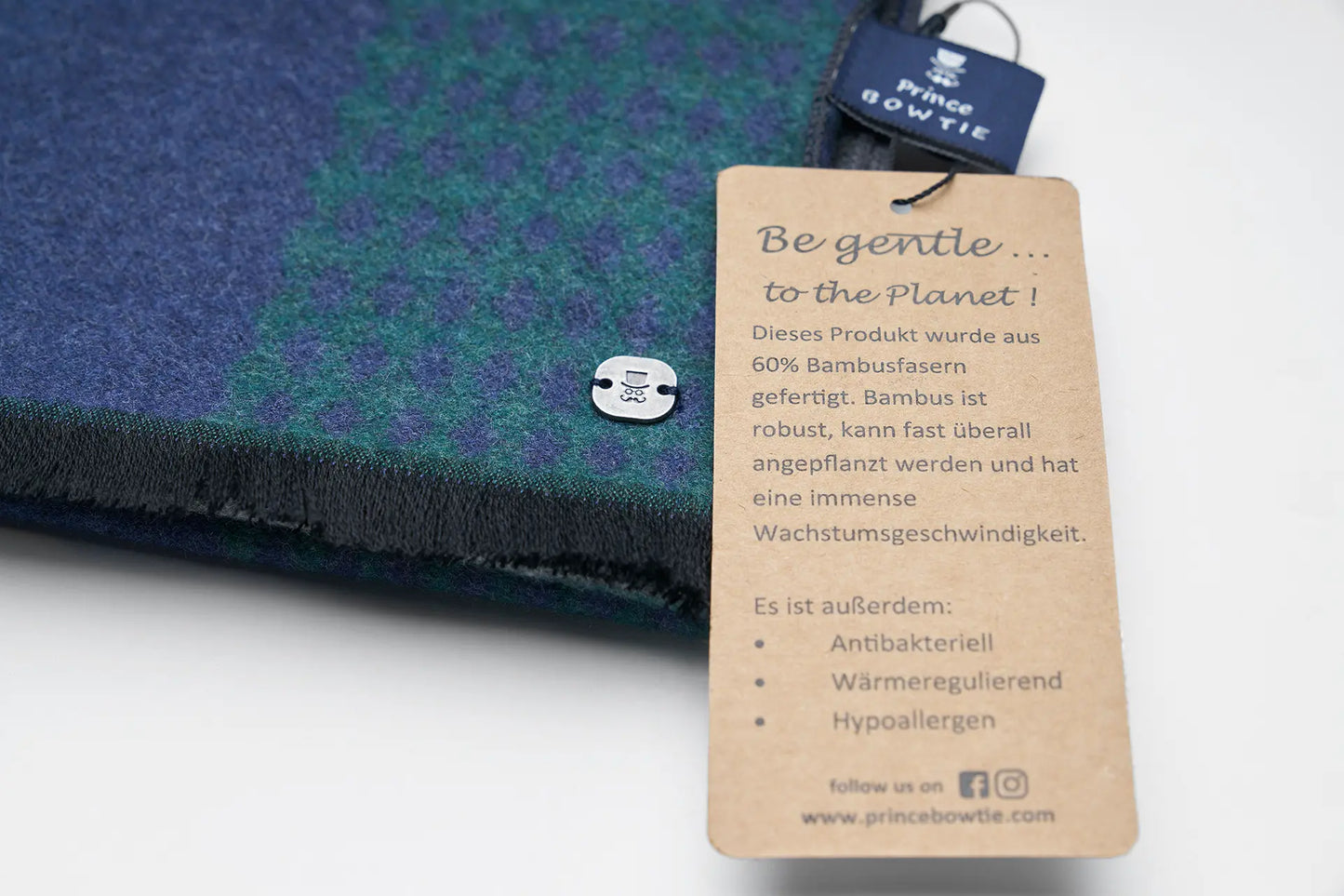 (Grün) Herrenschal Bambusfasern – Detailansicht Prince Bowtie Label