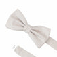 (Beige) Detailansicht Seidenfliege mit Feinstruktur und Größenband