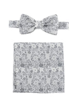 (Silber) Fliege und Einstecktuch Set Hochzeit Floral – Fliege und Tuch ausgelegt