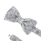 (Silber) Hochzeitsfliege Floral Seide – Detailansicht mit verstellbarem Größenband