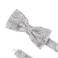 (Taupe) Hochzeitsfliege Floral Seide – Detailansicht mit verstellbarem Größenband