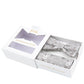 (Taupe) Fliege Einstecktuch Set Sterlington – Geschenkbox schräg geöffnet