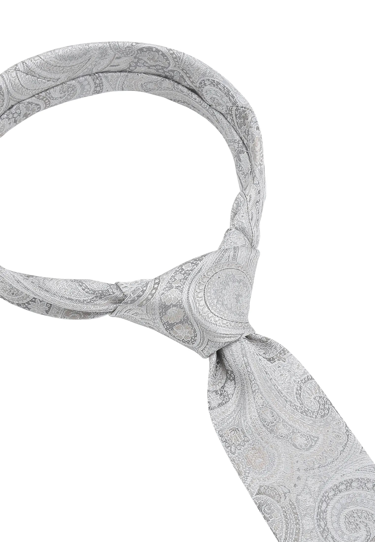 (Silber) Hochzeitskrawatte Paisley Seide – Detailansicht gebundener Knoten