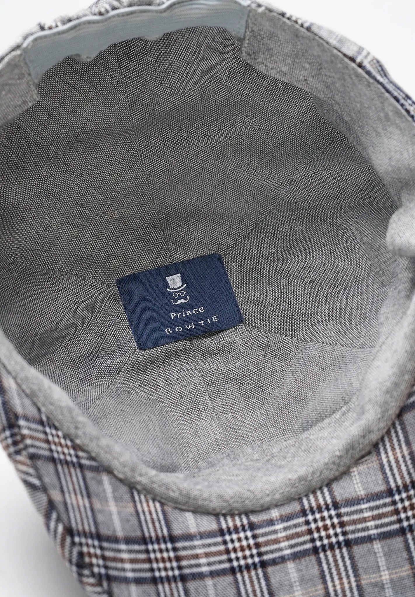 (Grau) Innenansicht der Schiebermütze mit Futter und Label, Detailaufnahme