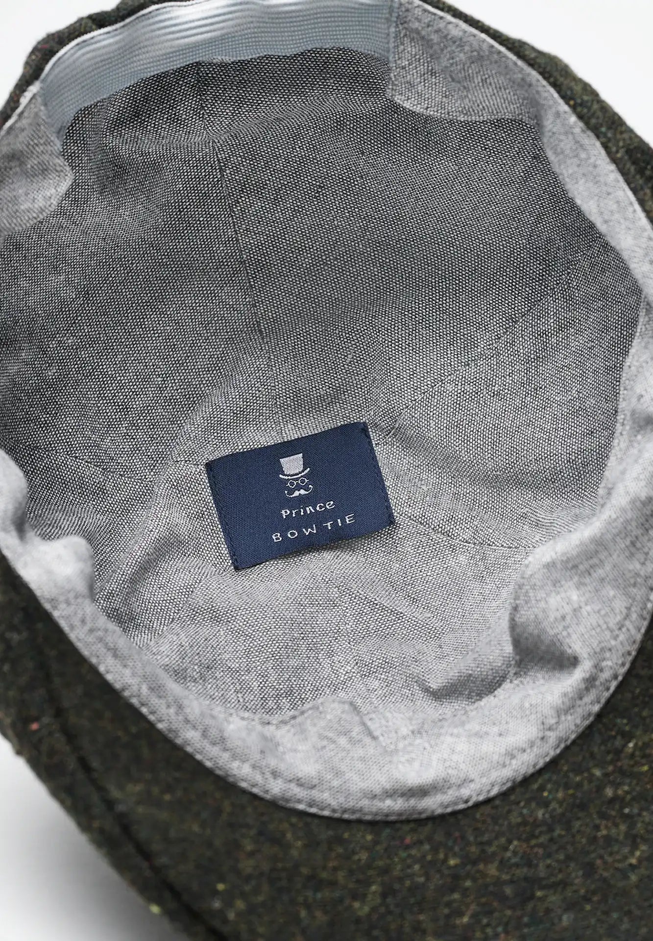 (Dunkelgrün) Schiebermütze Tweed – Innenseite mit Prince Bowtie Label