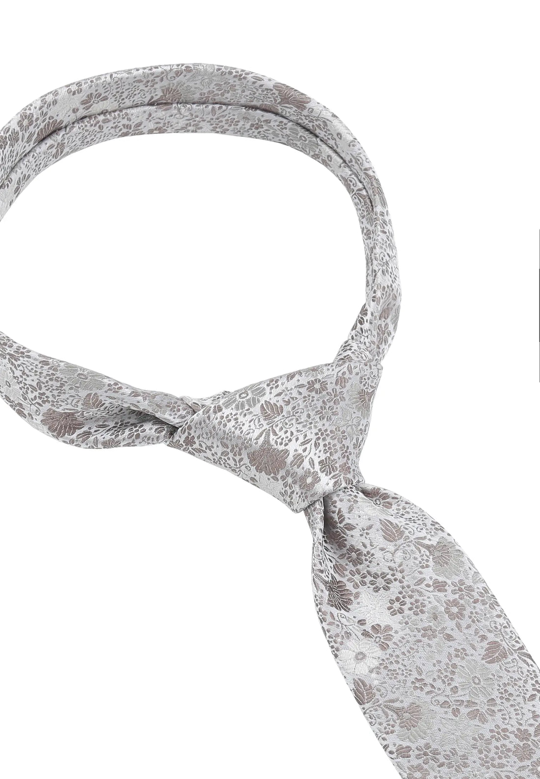 (Taupe) Hochzeitskrawatte Floral – Detailansicht gebundener Knoten