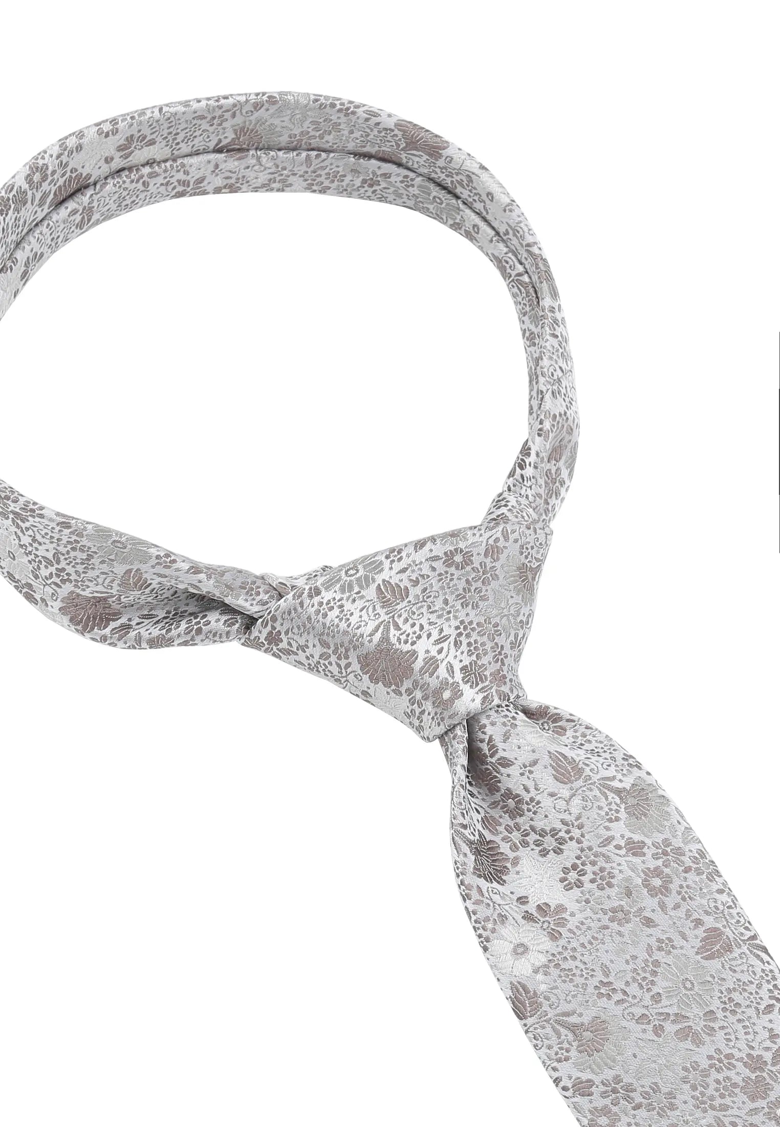 (Taupe) Hochzeitskrawatte Floral – Detailansicht gebundener Knoten