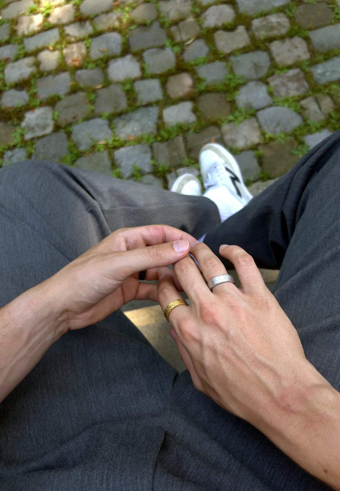 (Gold) Ring aus Edelstahl – Rigel am Finger getragen