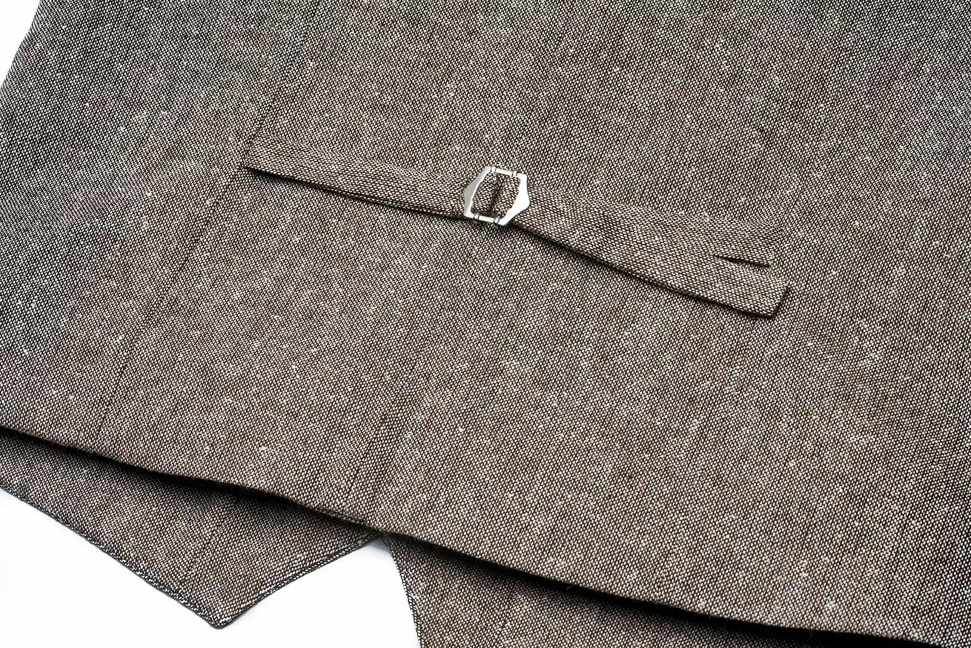 (Beige) Weste Tweed – Rückansicht mit verstellbarem Riegel