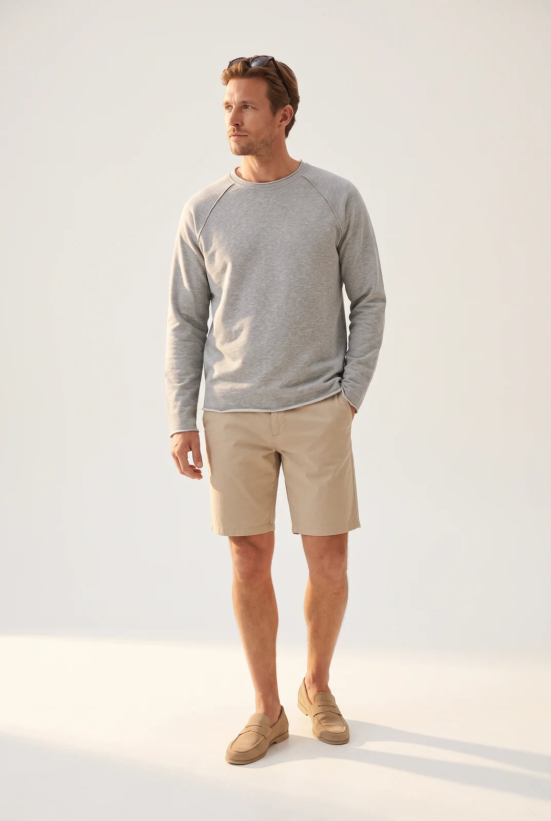 (Grau meliert) GAVILAN Soa Sweater – getragen mit Shorts und Loafern