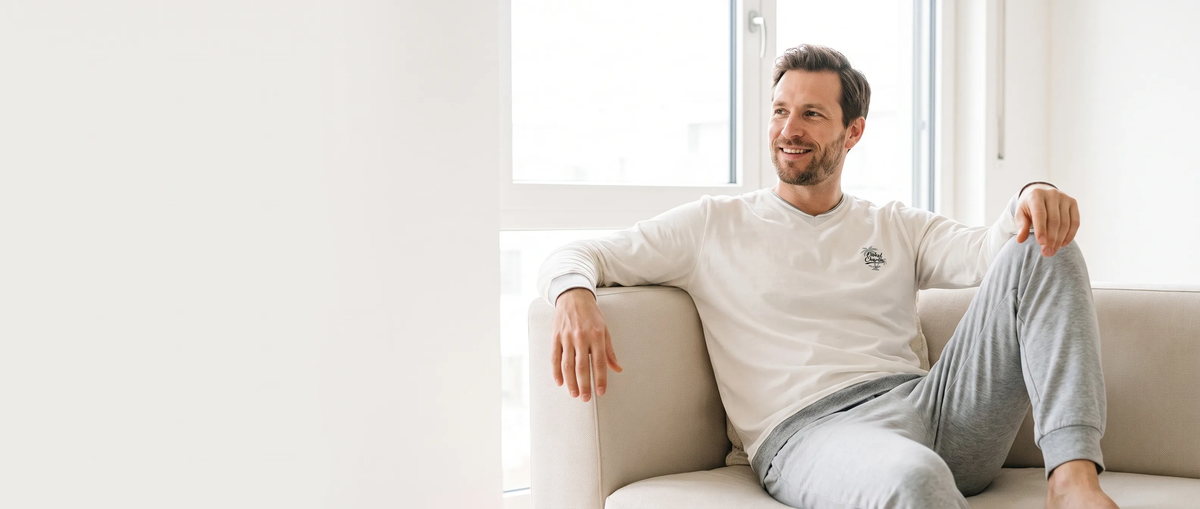 Mann im Onkel Charlie Lounge Shirt mit V-Ausschnitt in hellem Wohnraum