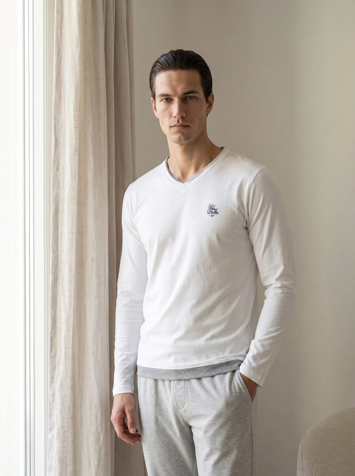 Loungewear von STYLE4HIM – Longsleeve mit V-Ausschnitt und graue Lounge-Hose am Fenster