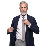 (Beige) seidenkrawatte herren uni schmal getragen pose krawatte frei sichtbar